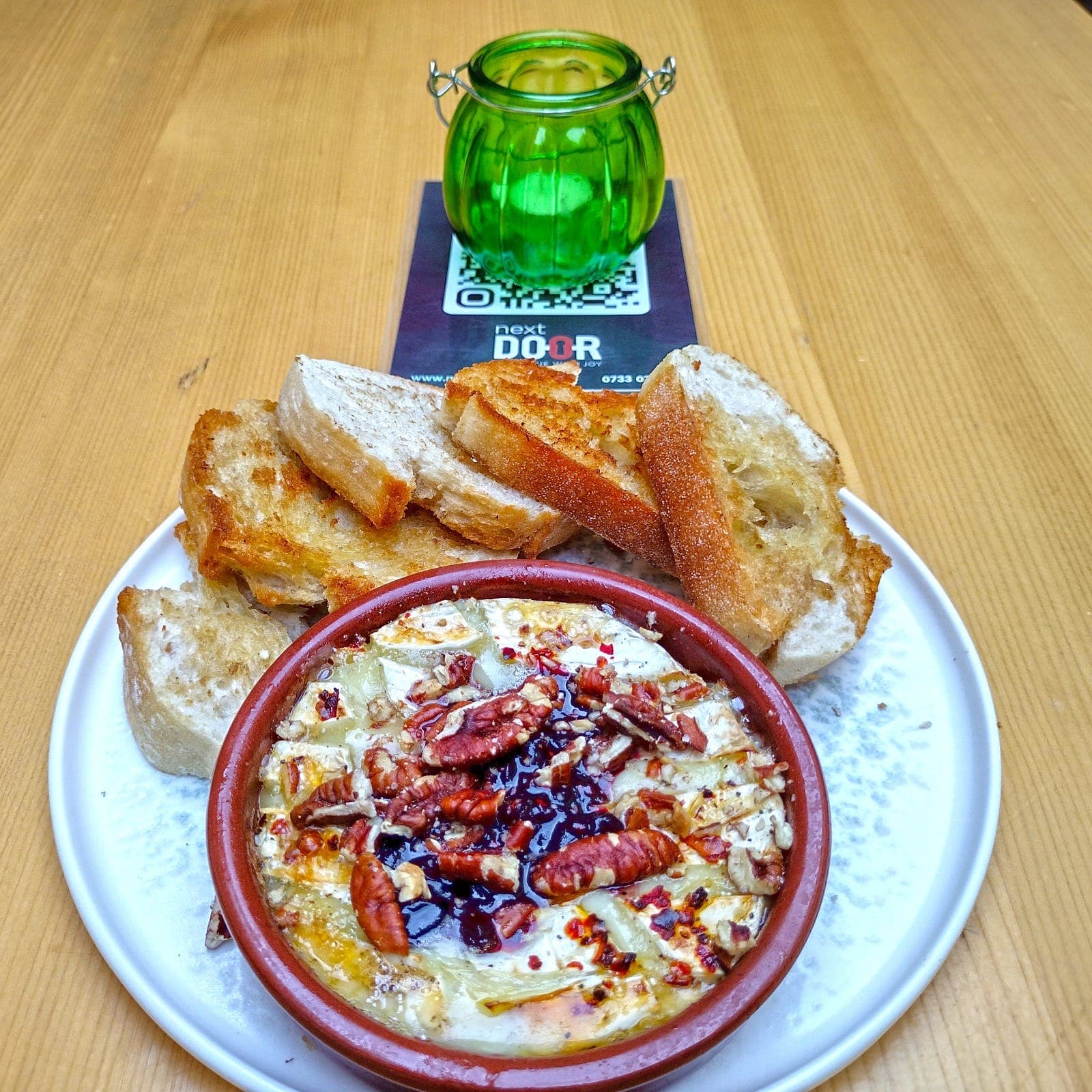 Camembert copt cu nuci pecan și dulceață, servit cu pâine prăjită